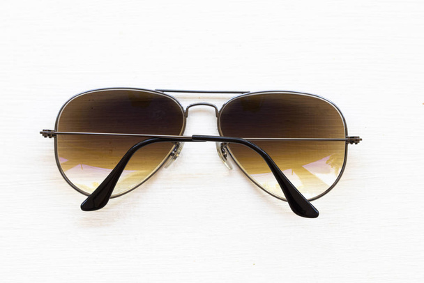 occhiali da sole accessori assistenza sanitaria per gli occhi proteggere il sole moda di stile di vita relax disposizione piatto lay style su sfondo bianco
  - Foto, immagini