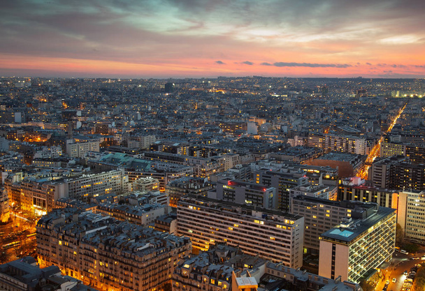 Párizs város az Eiffel-toronyból naplemente után - Fotó, kép