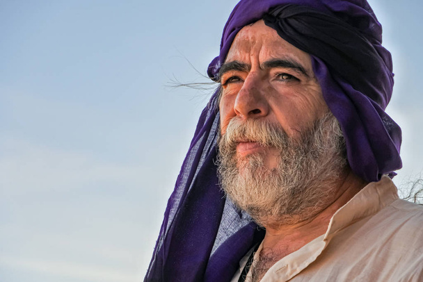 Retrato de homem branco com barba branca no deserto de Marrocos
 - Foto, Imagem