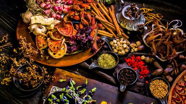 Top view fűszerek és fűszernövények összetevő dekoráció fa asztal fo - Fotó, kép