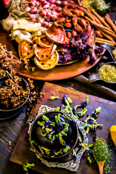 Top view specerijen en kruiden ingrediënt decoratie op houten tafel fo - Foto, afbeelding
