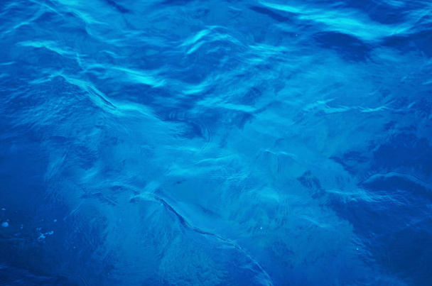 abstraktes blaues Meerwasser als Hintergrund. Farbe des Jahres 2020 klassisch blau. - Bild - Foto, Bild
