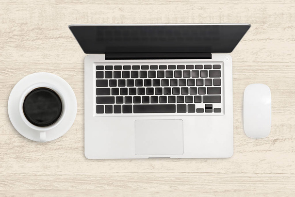 Laptop bilgisayar ve bir fincan kahve.. - Fotoğraf, Görsel