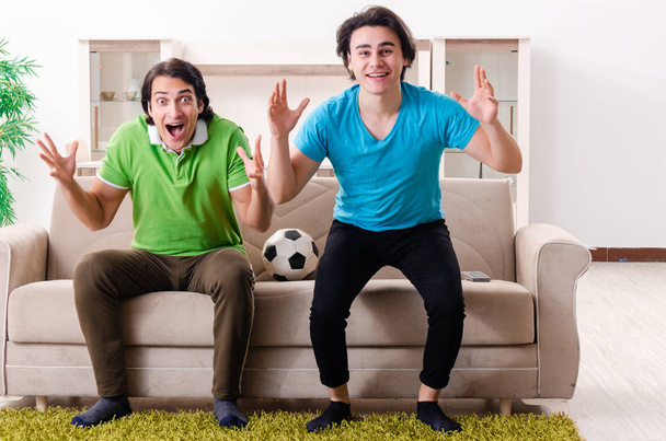 Οι φίλοι που παρακολουθούν ποδόσφαιρο στο σπίτι - Φωτογραφία, εικόνα