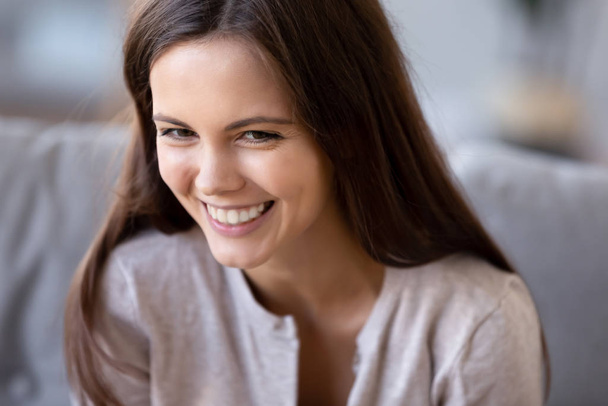 Close up of smiling girl laughing at funny joke - Φωτογραφία, εικόνα