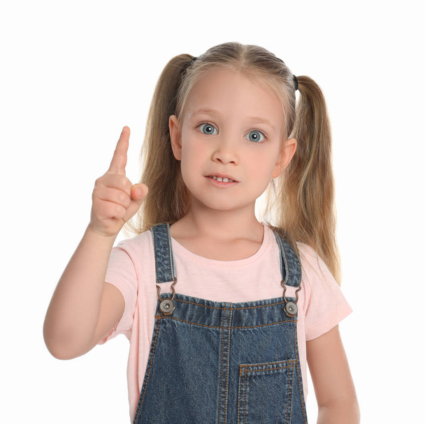 Portret van schattig klein meisje op witte achtergrond - Foto, afbeelding