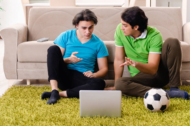 Amigos assistindo futebol em casa
 - Foto, Imagem