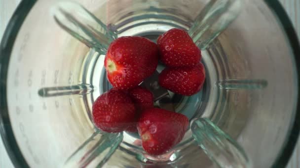 strawberry in the blender - Video, Çekim