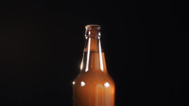 using the beer bottle opener in slow motion - Materiał filmowy, wideo