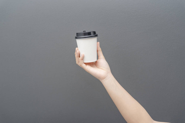 Tirar fundo xícara de café. Mão feminina segurando um café pa
 - Foto, Imagem