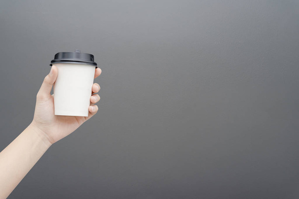 Take away coffee cup background. Female hand holding a coffee pa - Foto, afbeelding