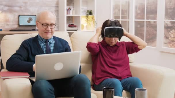 Femme âgée incroyable tout en utilisant des lunettes de réalité virtuelle
 - Séquence, vidéo