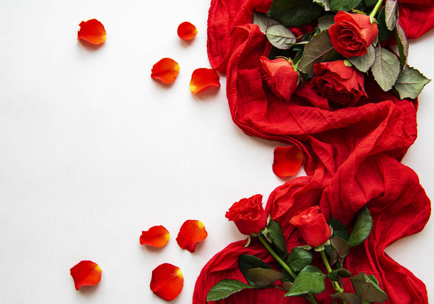 Rote Rosen und Schal - Foto, Bild