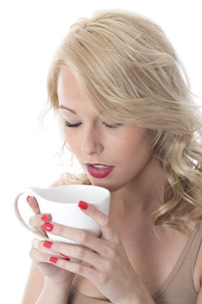 Egy fiatal nő kávét iszik. - Fotó, kép