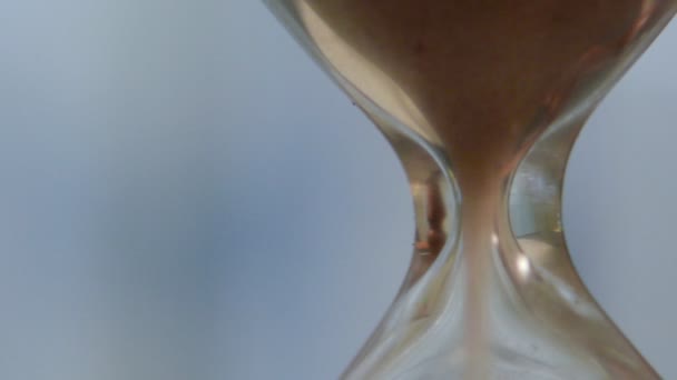 Zandloper telt de tijd in extreme close-up - Video