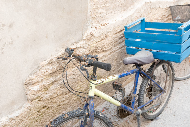 Mocskos elhagyatott bicikli ürülékkel. - Fotó, kép
