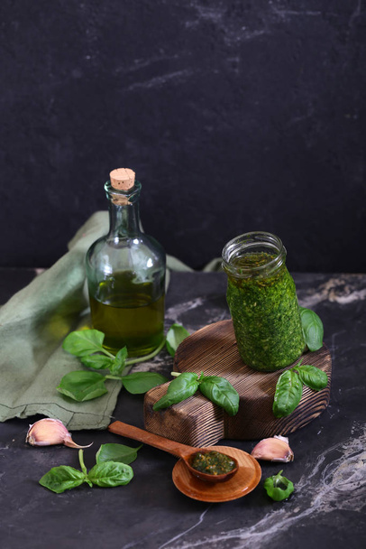 Bio-natürliche Pesto-Sauce mit frischem Basilikum und Knoblauch - Foto, Bild