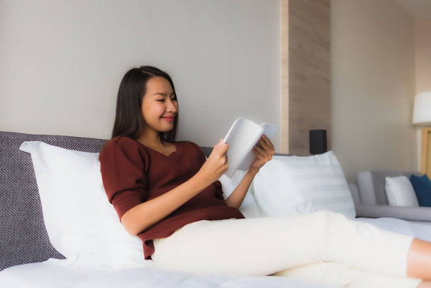 Retrato bonito jovem asiático mulheres leitura livro na cama
 - Foto, Imagem