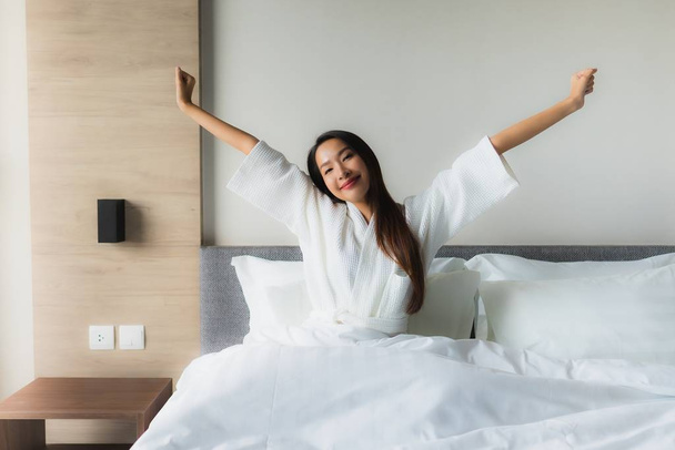 Portrét krásné mladé asijské ženy šťastný úsměv relaxovat na posteli - Fotografie, Obrázek