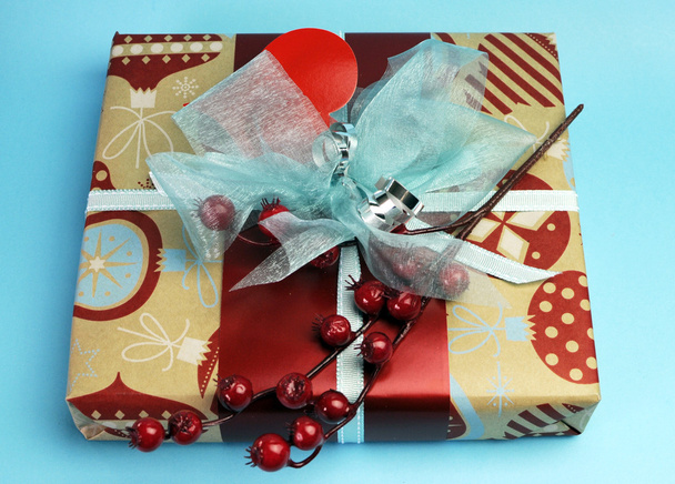 Aqua modrá a červená nejnovější trend na vánoční barevné výzdoby dárky. - Fotografie, Obrázek