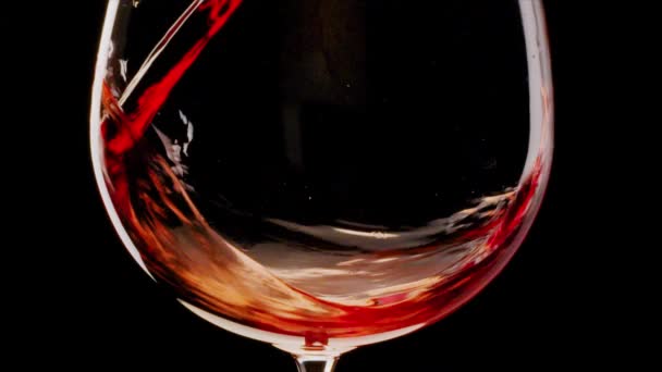 赤ワインが黒の背景にグラスに注いでいる。撃たれたBlackmagic 6kカメラ. - 映像、動画