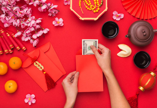 Γυναίκα προετοιμασία δολάρια για το παρόν στην κινεζική Πρωτοχρονιά - Φωτογραφία, εικόνα