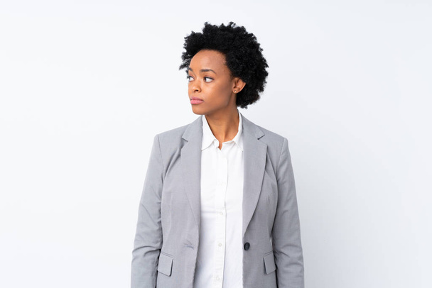 Afrikanische amerikanische Geschäftsfrau über isolierten weißen Hintergrund suchen Seite - Foto, Bild