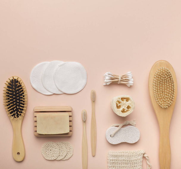 Σετ οικολογικών καλλυντικών και προϊόντων για μπάνιο σε ροζ φόντο - Φωτογραφία, εικόνα