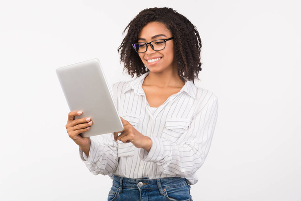Ragazza afroamericana in occhiali utilizzando tablet digitale
 - Foto, immagini
