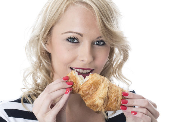 Jeune femme manger un croissant petit déjeuner
 - Photo, image