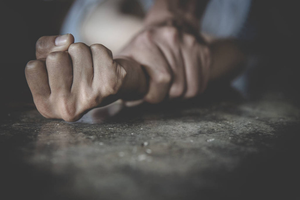 Miehen käsi pitää naisen käsi raiskauksesta ja seksuaalisesta hyväksikäytöstä concep
 - Valokuva, kuva