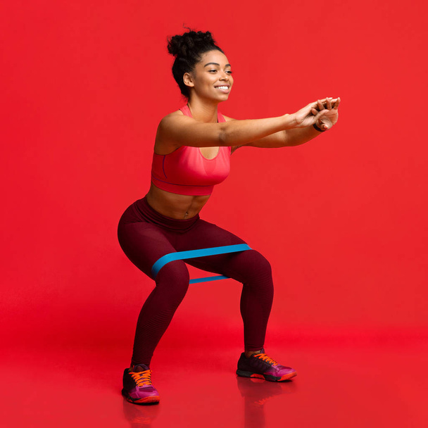 Fiatal nő csinál nyújtás edzés ki rugalmas szalagok - Fotó, kép