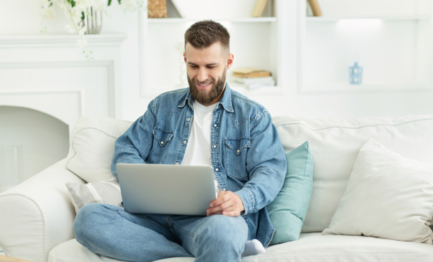 Millennial-Mann arbeitet im Home Office am Laptop - Foto, Bild