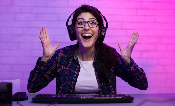 Счастливая девушка, играющая в онлайн-игру на компьютере
 - Фото, изображение