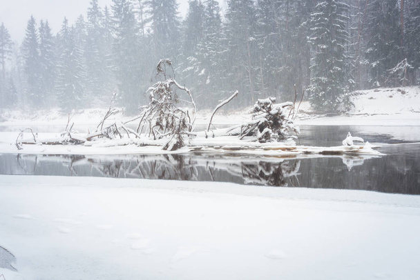 Winter river with snow and ice - Valokuva, kuva