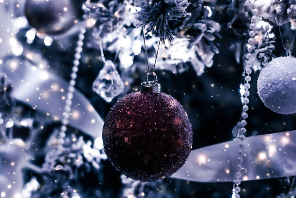 Decorazioni dell'albero di Natale, bagattelle, archi e ghirlande come festiv
 - Foto, immagini