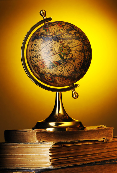 globe antique sur les livres
 - Photo, image