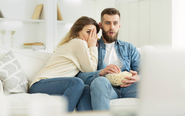 Millennial pareja viendo película de terror en casa
 - Foto, imagen