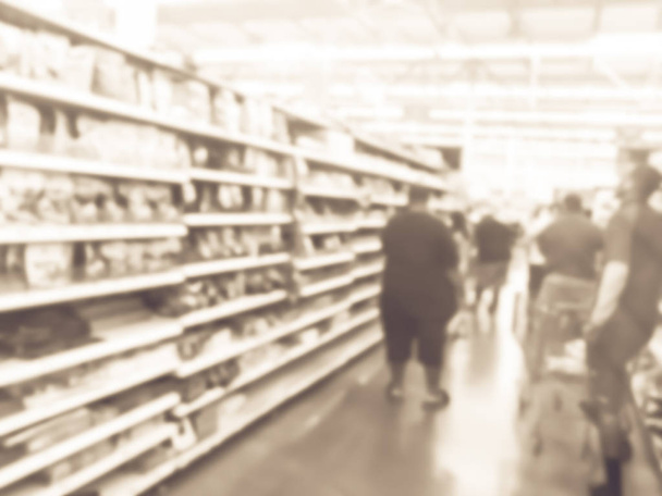 Clientes de fondo borroso con carrito de compras almacenan dulces en las tiendas de comestibles en América
 - Foto, imagen