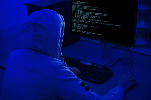 Cyber-Angriffskonzept. Hacker benutzen Computer mit HTML-Code - Foto, Bild