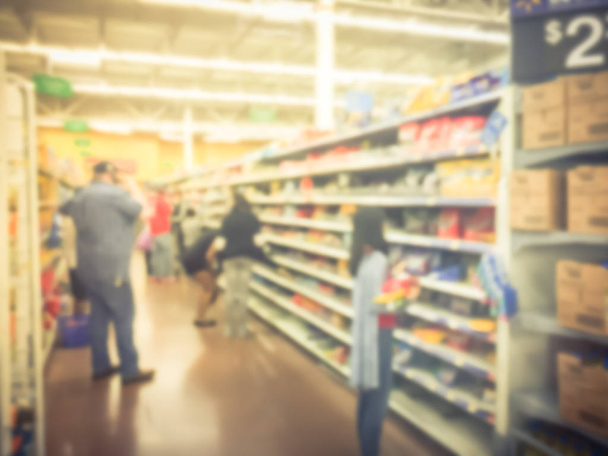 Bulanık arka plan müşterileri Amerika 'daki bakkallarda şeker depoluyorlar. - Fotoğraf, Görsel