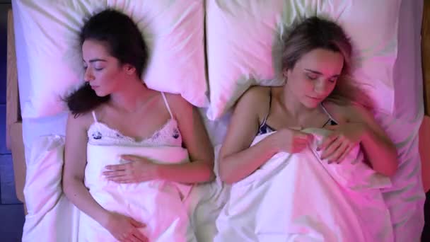 Timelapse of two girls sleeping in bed all night, healthy sleep in comfort - Video, Çekim