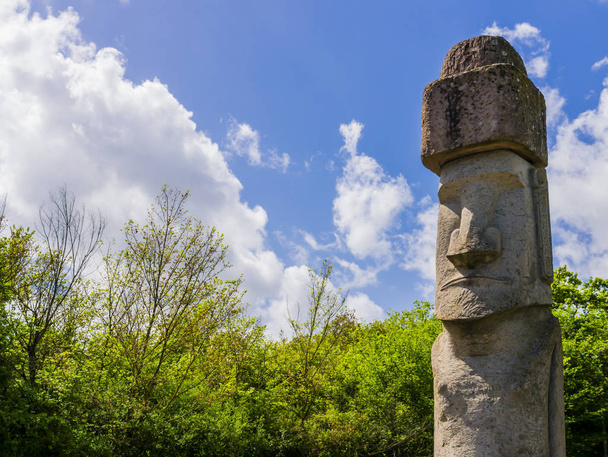 Sculpture sacrée Moai à Vitorchiamo, région du Latium, Italie centrale
 - Photo, image