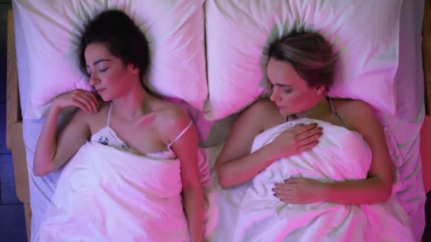 Casal romântico do mesmo sexo dormindo na cama juntos, relacionamento harmonioso
 - Filmagem, Vídeo