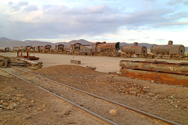 Nagy Vonat temető Uyuni városában, Bolíviában, a világ egyik legnagyobb antik vasúti temetőjében - Fotó, kép