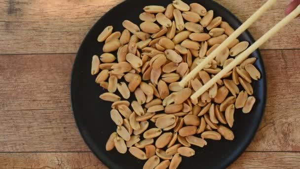 suolaa maapähkinä lautasella poiminta syömäpuikot
 - Materiaali, video