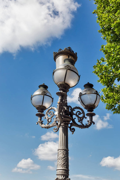 Старый фонарь в Болонье, Италия
. - Фото, изображение