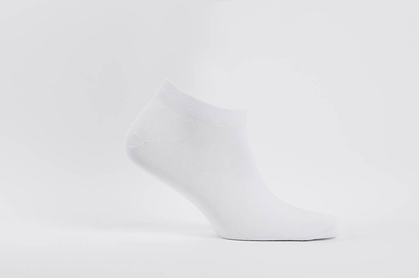 Beyaz arka planda beyaz ayaklı boş beyaz pamuklu çorap reklam, marka, tasarım, yan görünüm, şablon. - Fotoğraf, Görsel