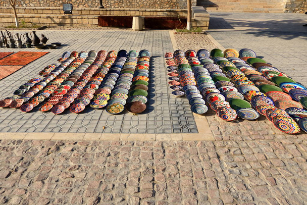 Dekoratív kerámia lemezek hagyományos uzbekisztáni dísz utcai piacon, Közép-Ázsia, Selyemút - Fotó, kép