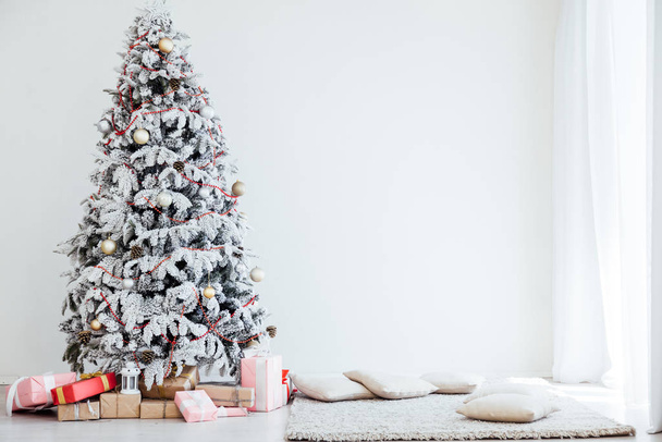Λευκό Χριστουγεννιάτικο δέντρο νέα χρονιά παρουσιάζει διακοπές - Φωτογραφία, εικόνα